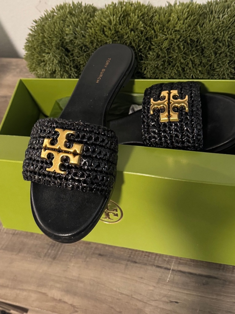 TORY BURCH EVERLY SLIDE - CROCHET LACQUERED RAFFIA- CLASSIC GOLD LOGO